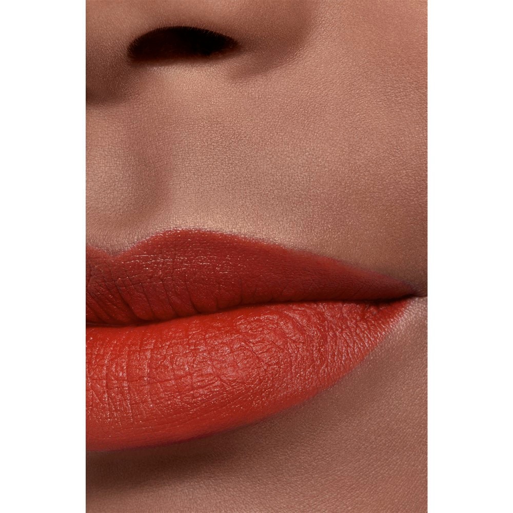 LA BARRA DE LABIOS ATERCIOPELADA LUMINOSA